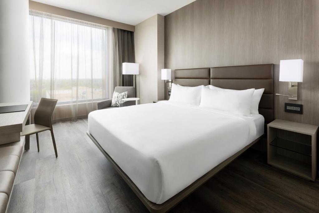 Postel nebo postele na pokoji v ubytování AC Hotel by Marriott Bethesda Downtown