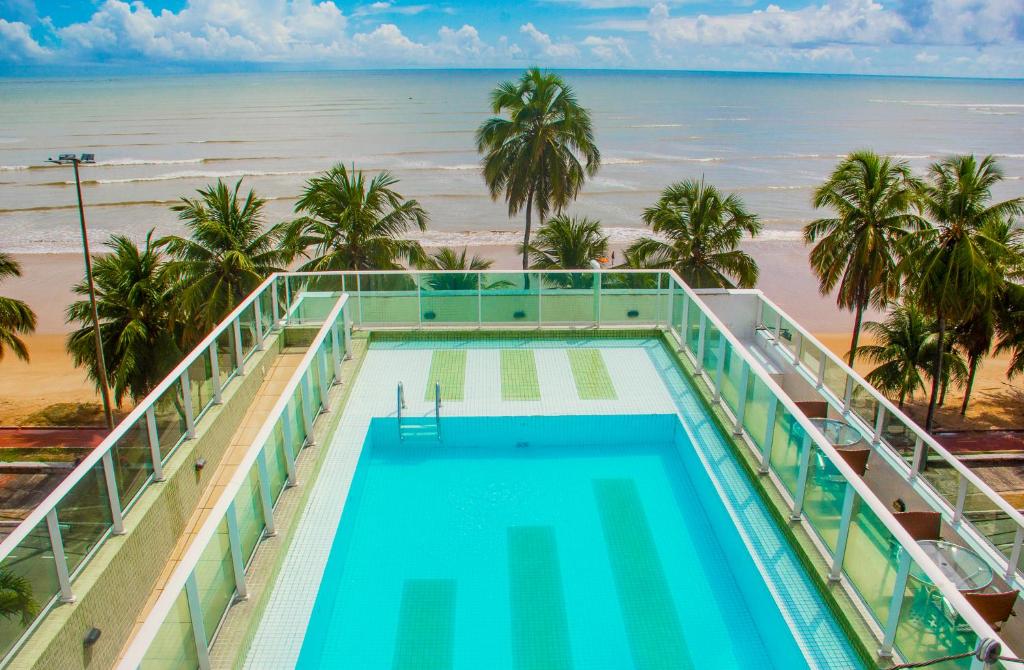 uma vista aérea da piscina e da praia em Nord Easy Green Sunset em João Pessoa