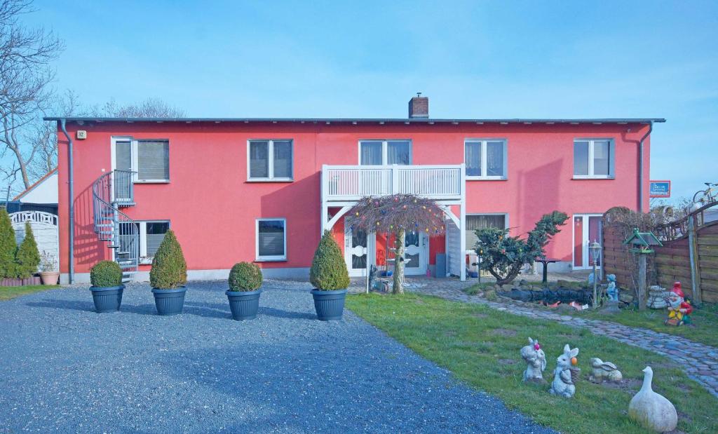 ParchtitzにあるFerienwohnung-Bruchallaの赤い家