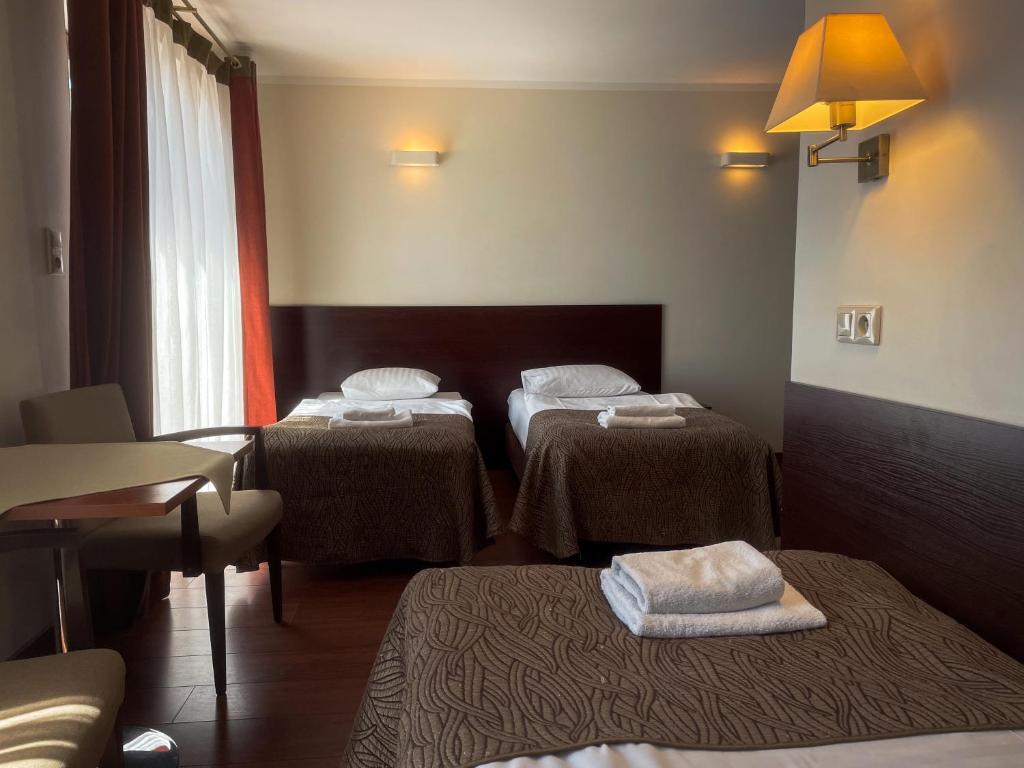 Postel nebo postele na pokoji v ubytování Akme APARTMENTS & ROOMS & FREE PARKING