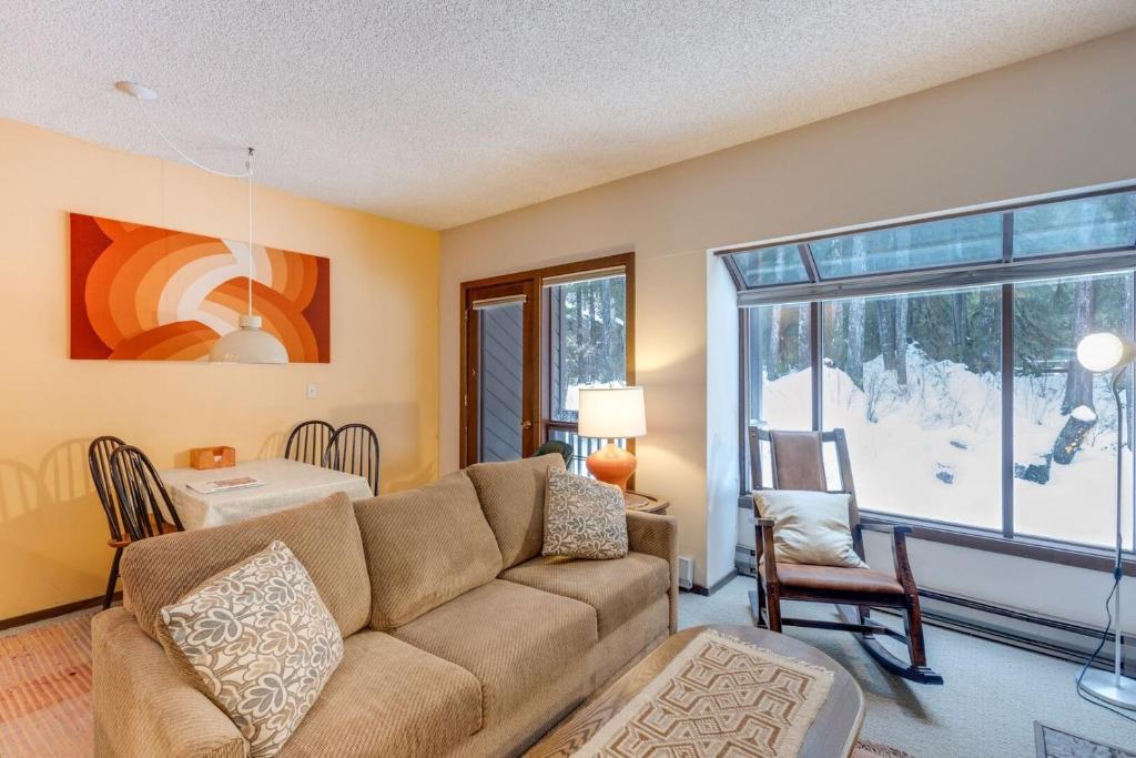 ein Wohnzimmer mit einem Sofa und einem Fenster in der Unterkunft 33SW - WiFi - Fireplace - Amenities - Sleeps 4 home in Glacier