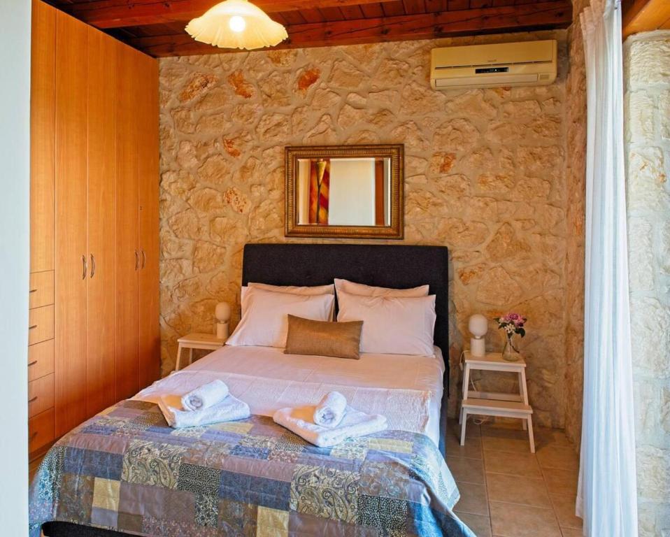 Postel nebo postele na pokoji v ubytování Villa Petalouda Stunning Villa in Tragaki Zante