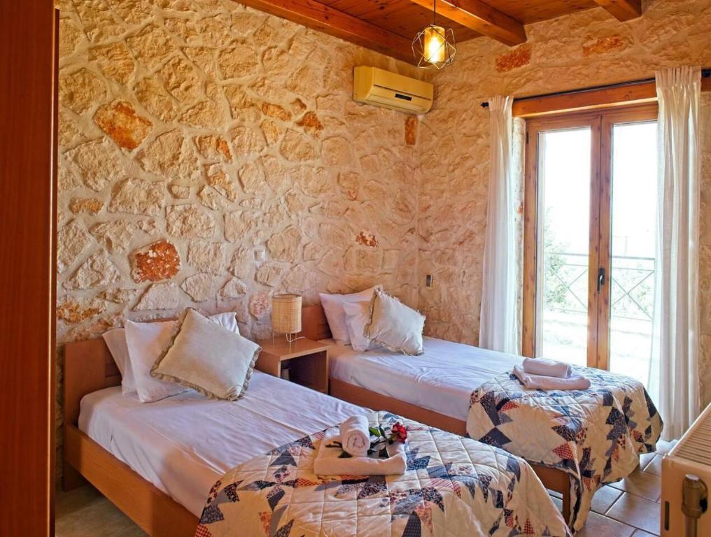 Postel nebo postele na pokoji v ubytování Villa Petalouda Stunning Villa in Tragaki Zante
