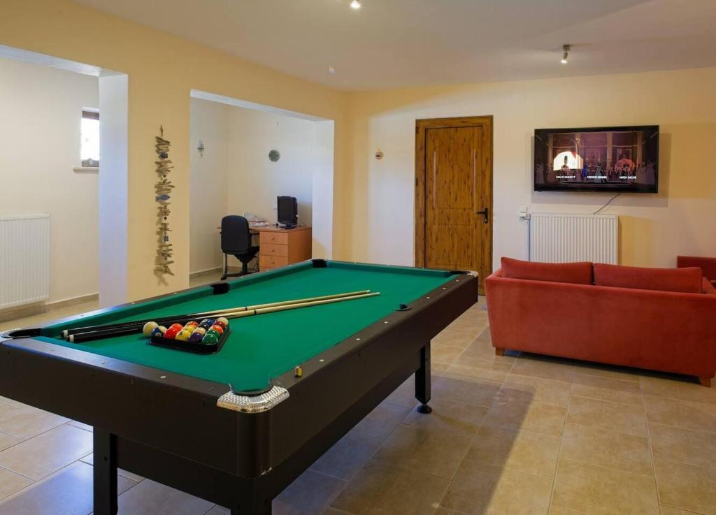 Biliár nebo kulečník v ubytování Villa Petalouda Stunning Villa in Tragaki Zante