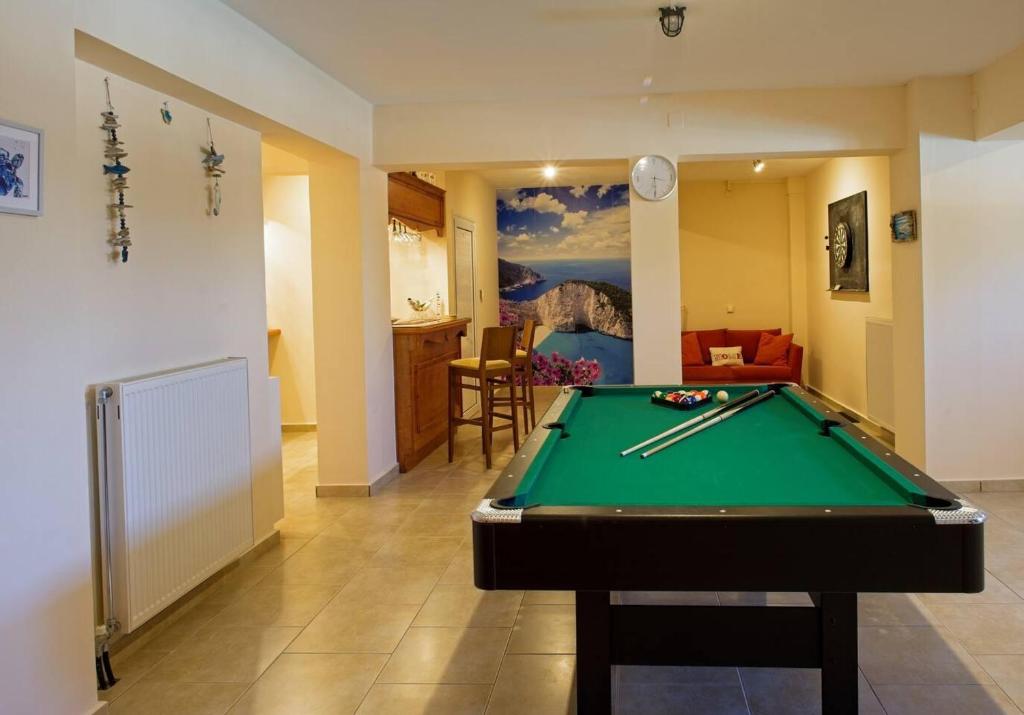 Biliár nebo kulečník v ubytování Villa Petalouda Stunning Villa in Tragaki Zante