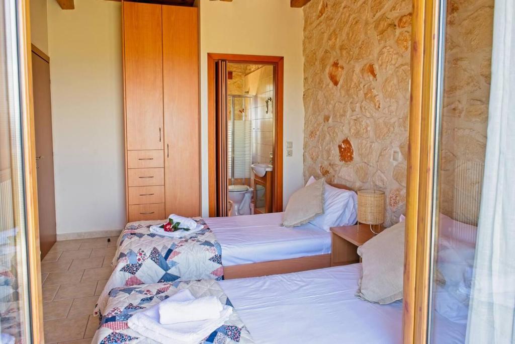 Postel nebo postele na pokoji v ubytování Villa Petalouda Stunning Villa in Tragaki Zante