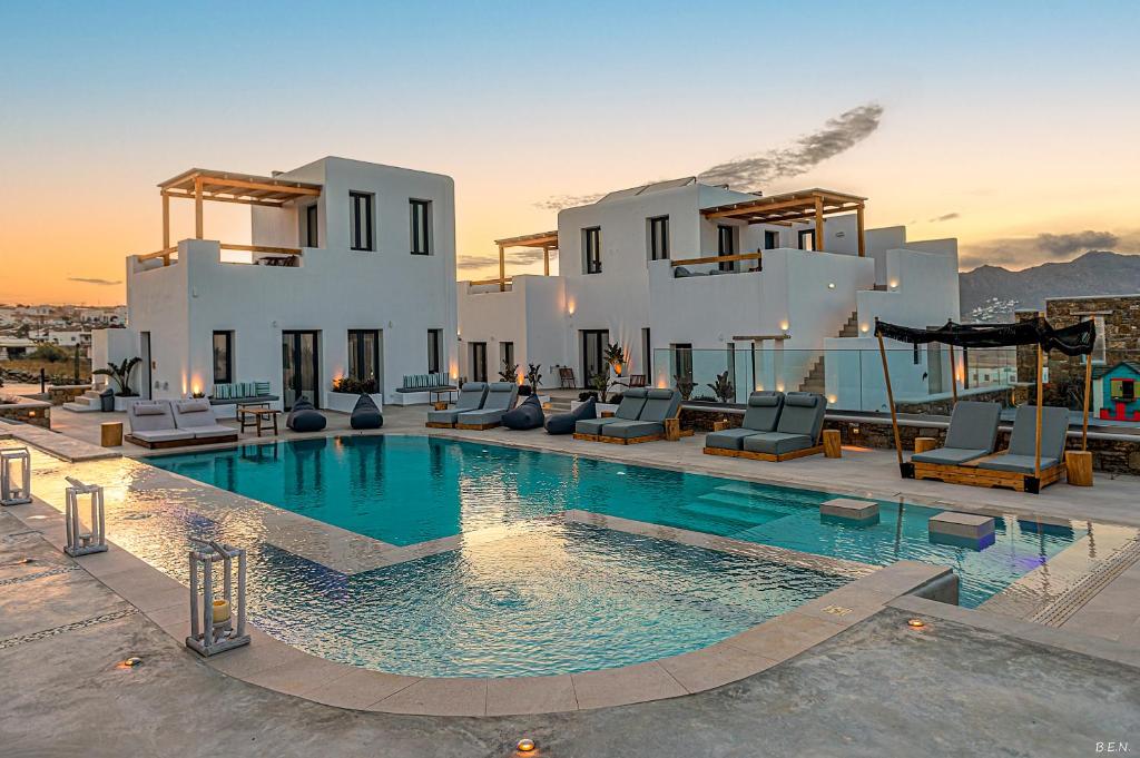 une grande piscine en face d'une villa dans l'établissement Le Palme Mykonos, à Klouvas