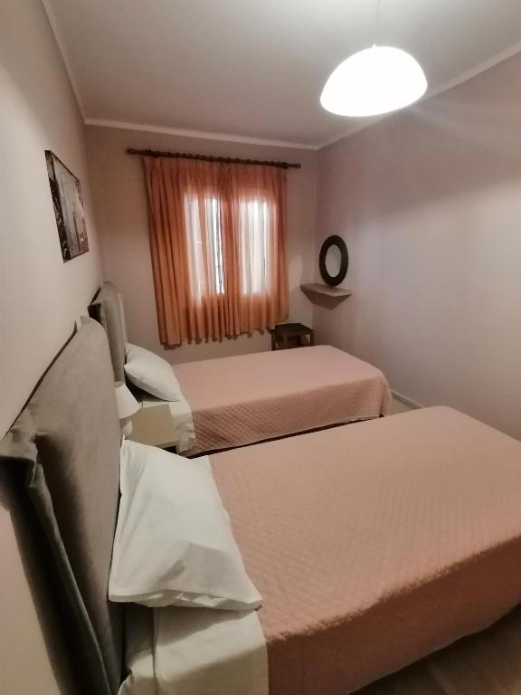 Postel nebo postele na pokoji v ubytování flower garden apartment
