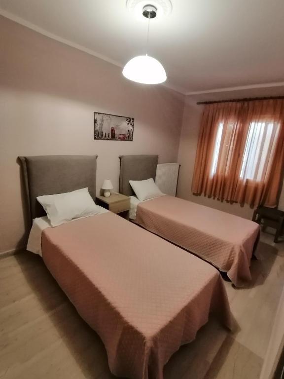 Postel nebo postele na pokoji v ubytování flower garden apartment