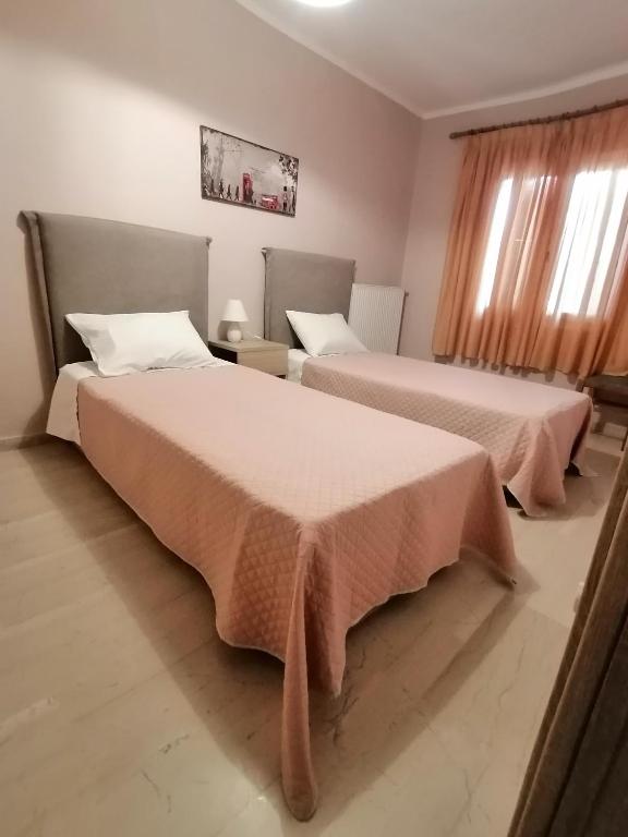 Postel nebo postele na pokoji v ubytování flower garden apartment