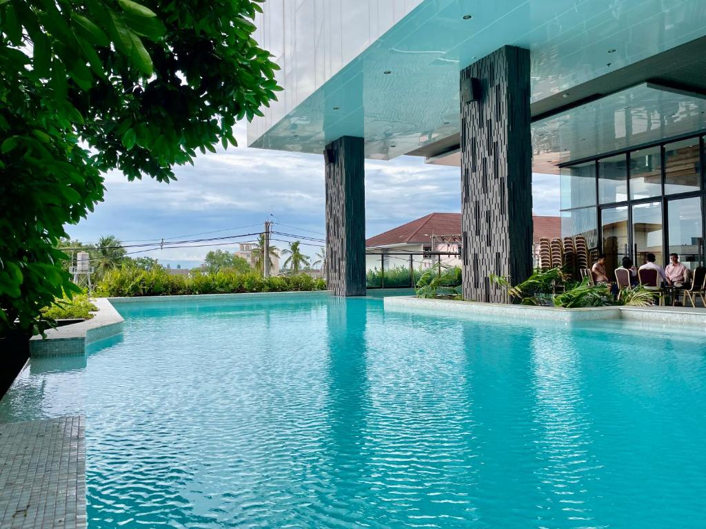 une piscine en face d'un bâtiment dans l'établissement Tonaoi Grand Hotel, à Hat Yai