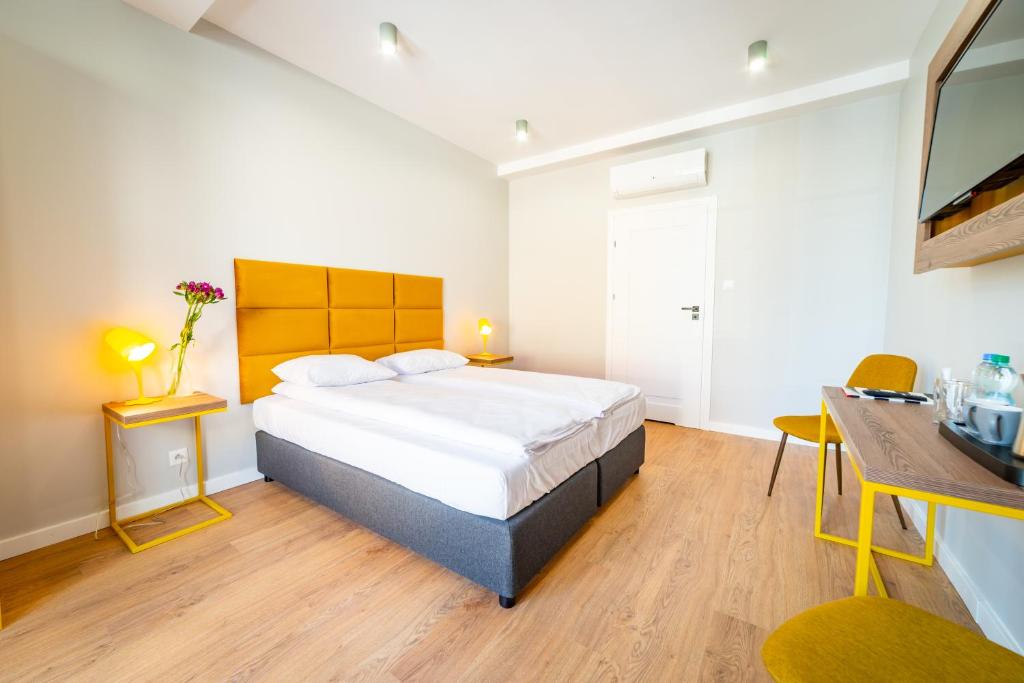 a bedroom with a bed and a table and chairs at Zaspany Piec in Mikołajki
