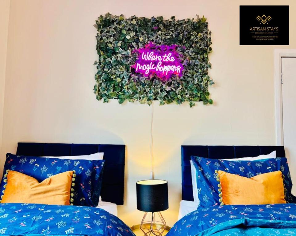 Postel nebo postele na pokoji v ubytování Stunning Tropical Oasis in Southend-on-Sea By Artisan Stays I Weekly or Monthly Stay Offer I Free Parking I Sleeps 7