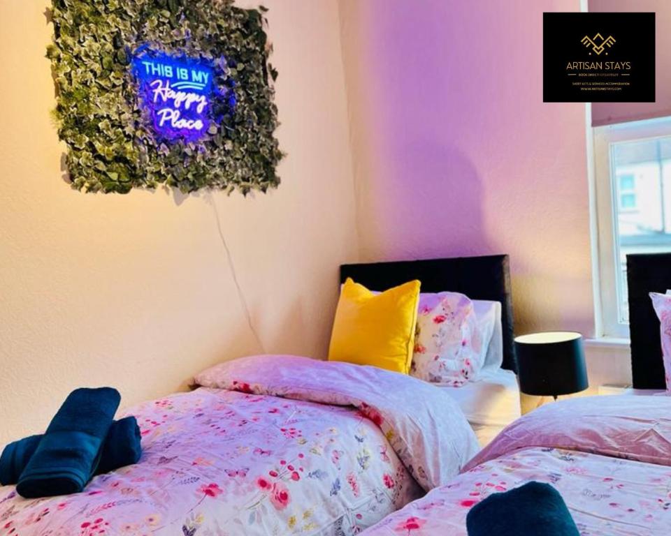 Postel nebo postele na pokoji v ubytování Stunning Tropical Oasis in Southend-on-Sea By Artisan Stays I Weekly or Monthly Stay Offer I Free Parking I Sleeps 7