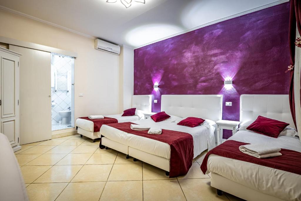 Łóżko lub łóżka w pokoju w obiekcie HOTEL VENETO Centro Storico di Firenze