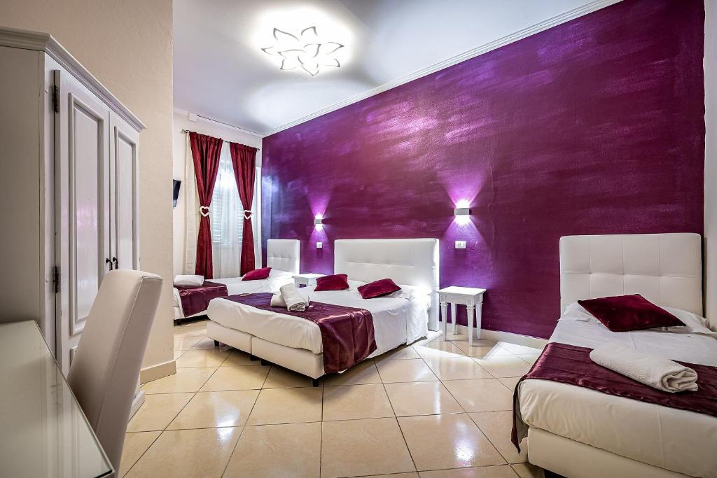 Łóżko lub łóżka w pokoju w obiekcie HOTEL VENETO Centro Storico di Firenze
