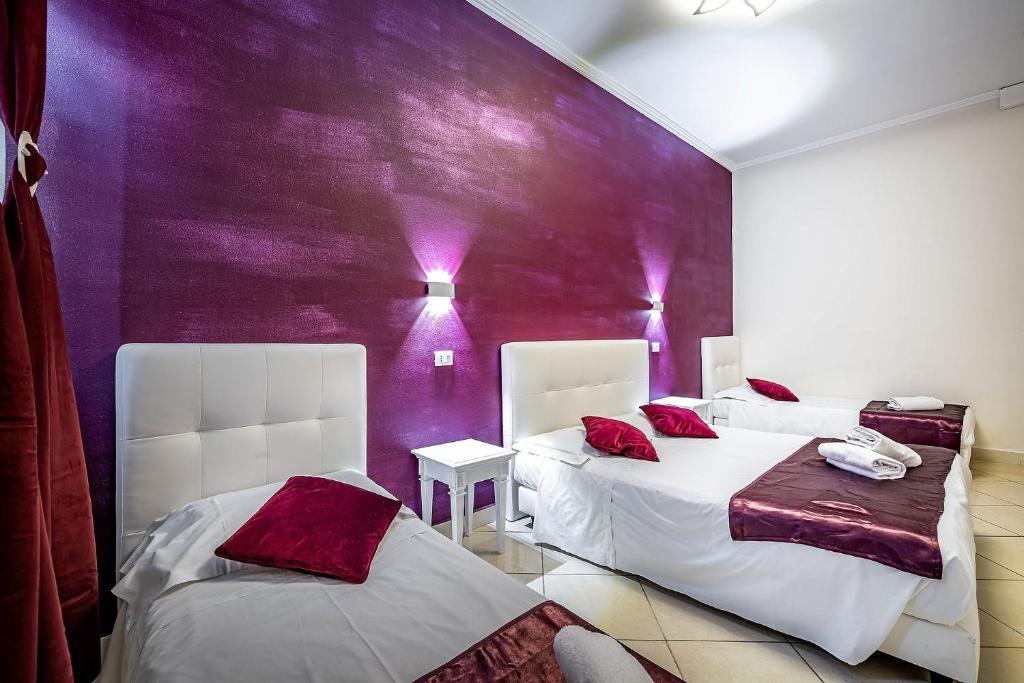 Łóżko lub łóżka w pokoju w obiekcie HOTEL VENETO Centro Storico di Firenze