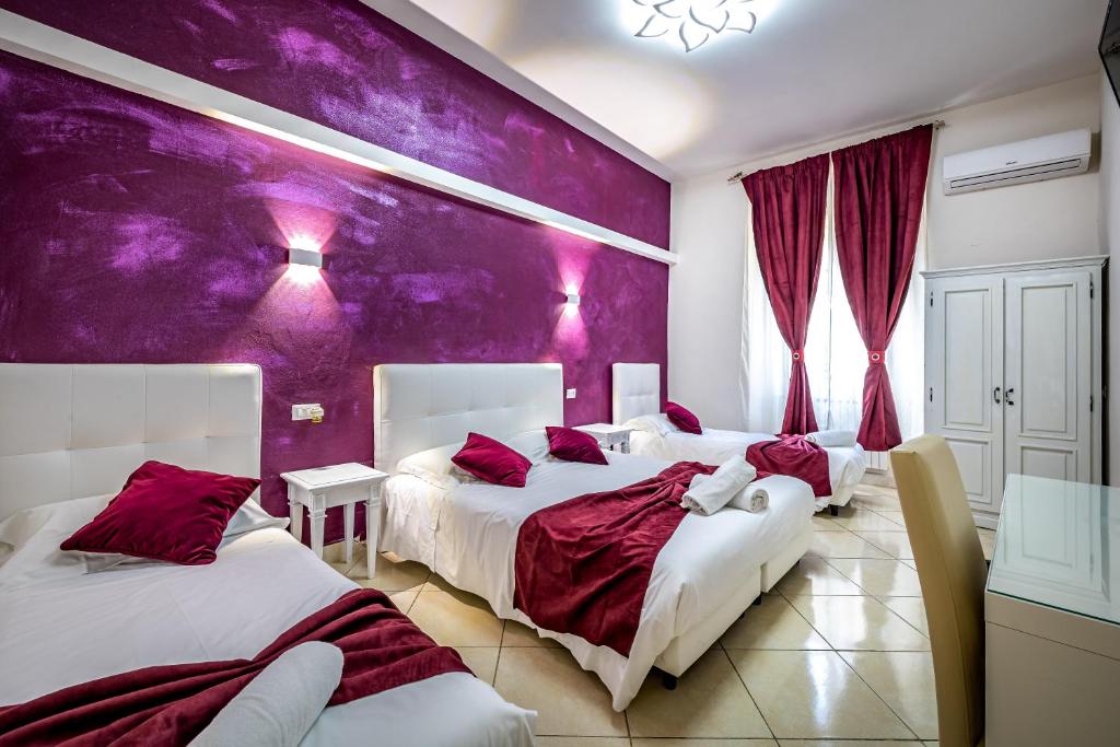 Łóżko lub łóżka w pokoju w obiekcie HOTEL VENETO Centro Storico di Firenze