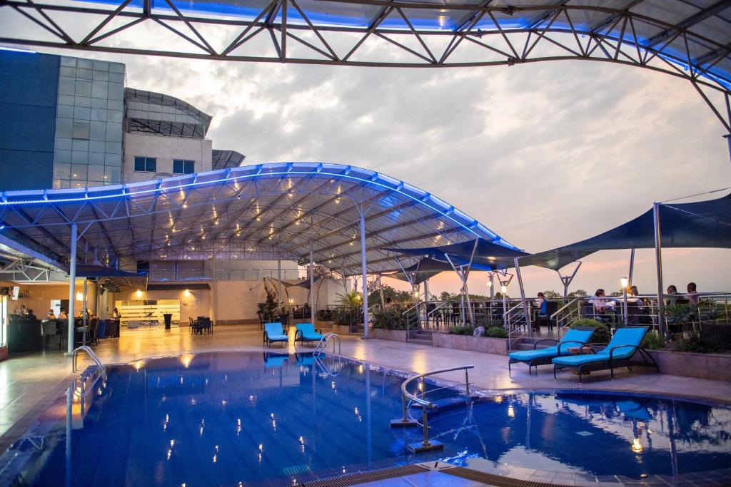 Bazén v ubytování Acacia Premier Hotel nebo v jeho okolí