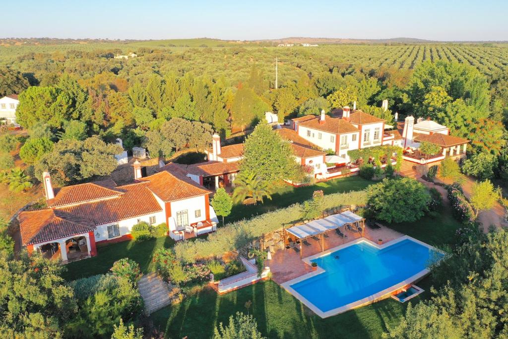 Bazén v ubytování Hotel Rural Monte da Provença nebo v jeho okolí
