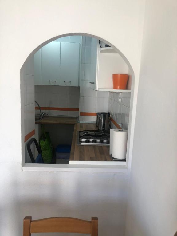 une petite cuisine avec une arche dans le mur dans l'établissement Spacious 1 bedroom apartment, Nerja centre 3i, à Nerja