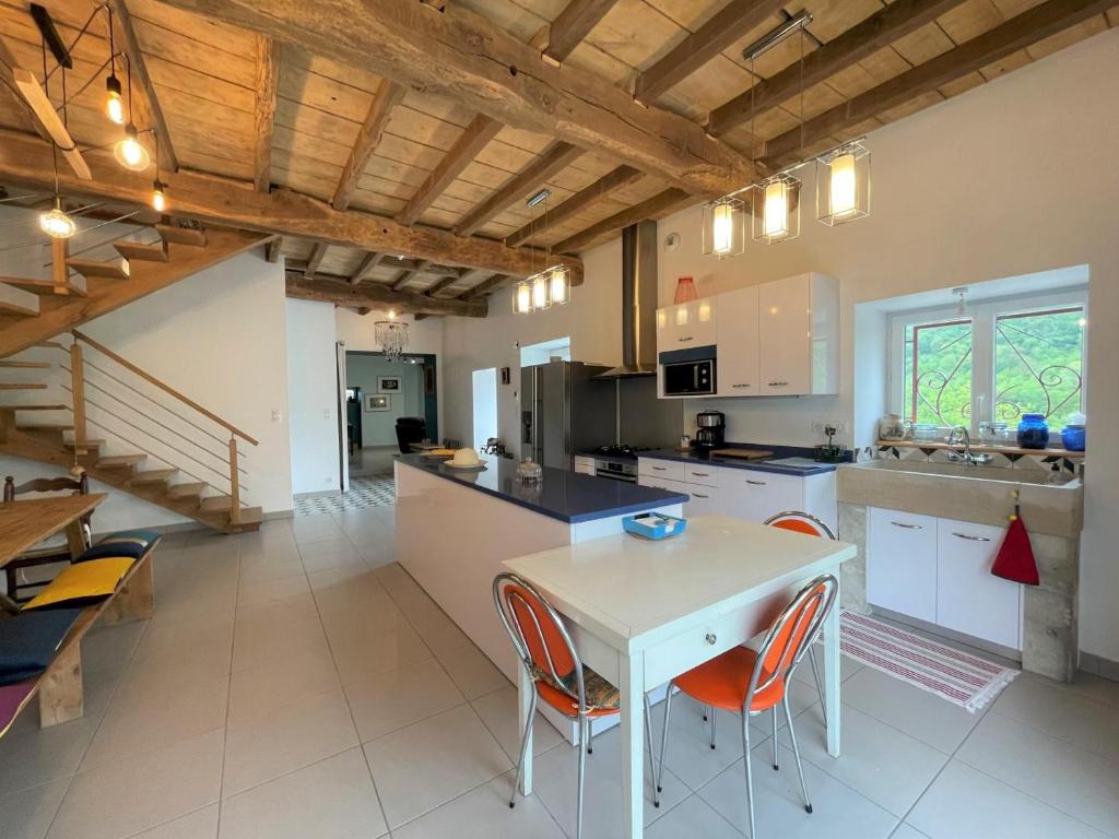 a kitchen with a table and chairs in a room at Eiherabidia in Orsanco