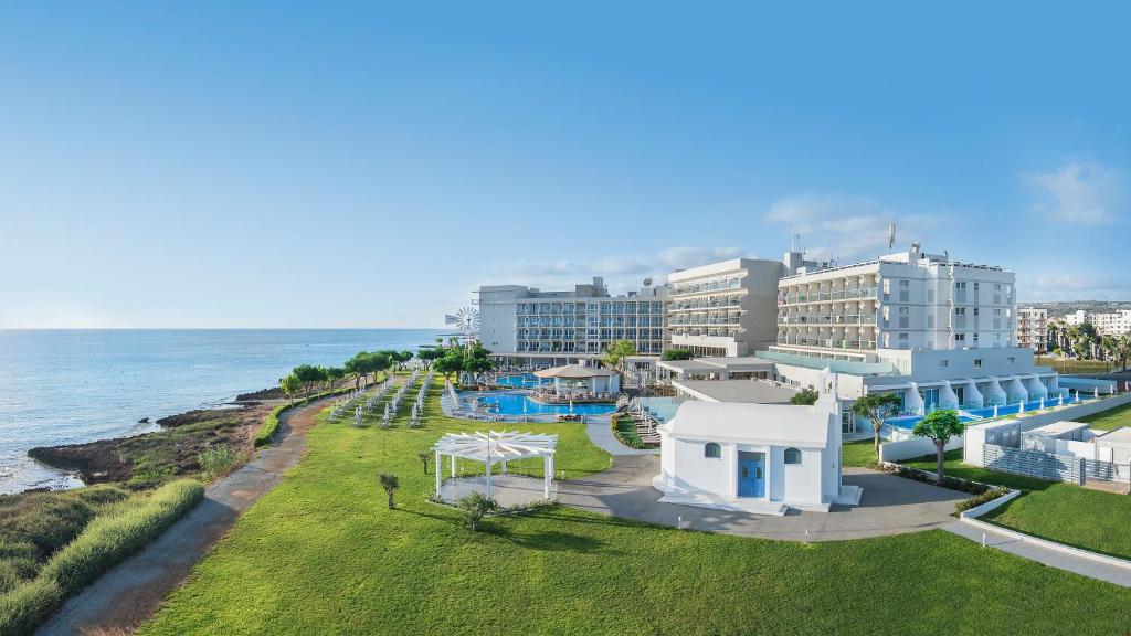 eine Luftansicht eines Resorts am Meer in der Unterkunft Pernera Beach Hotel in Protaras