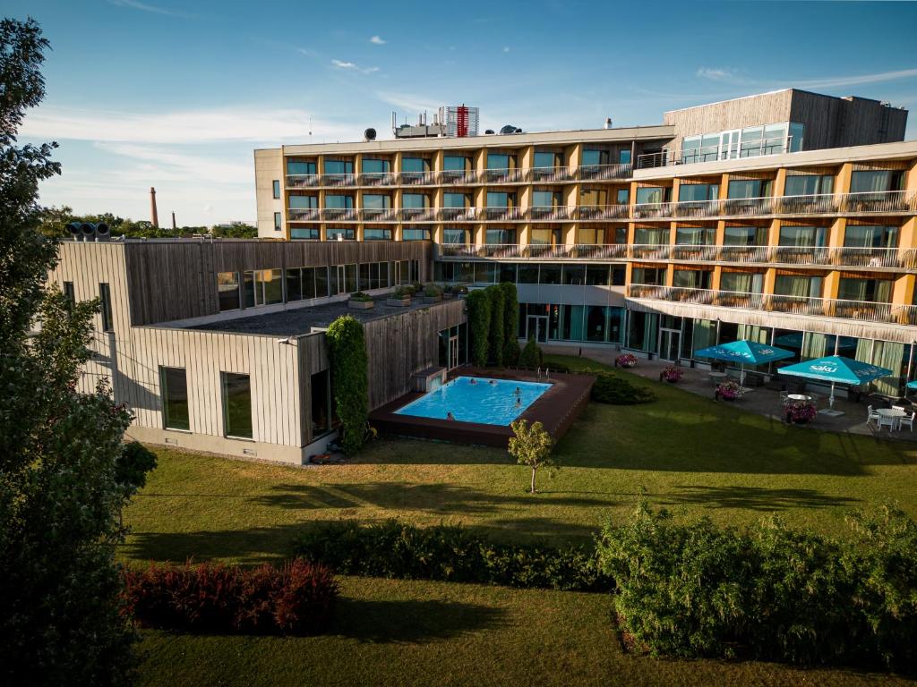 un hotel con piscina frente a un edificio en Georg Ots Spa Hotel en Kuressaare