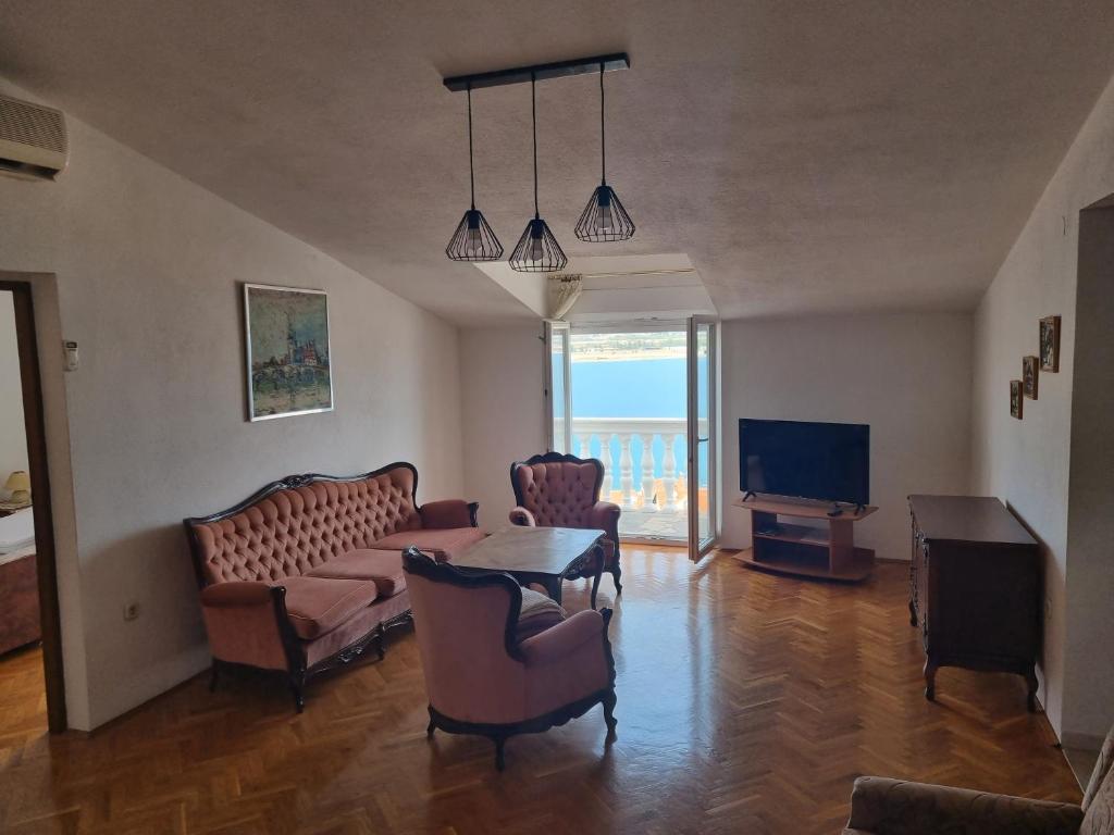 Televízia a/alebo spoločenská miestnosť v ubytovaní Villa Nena in central Dalmatia