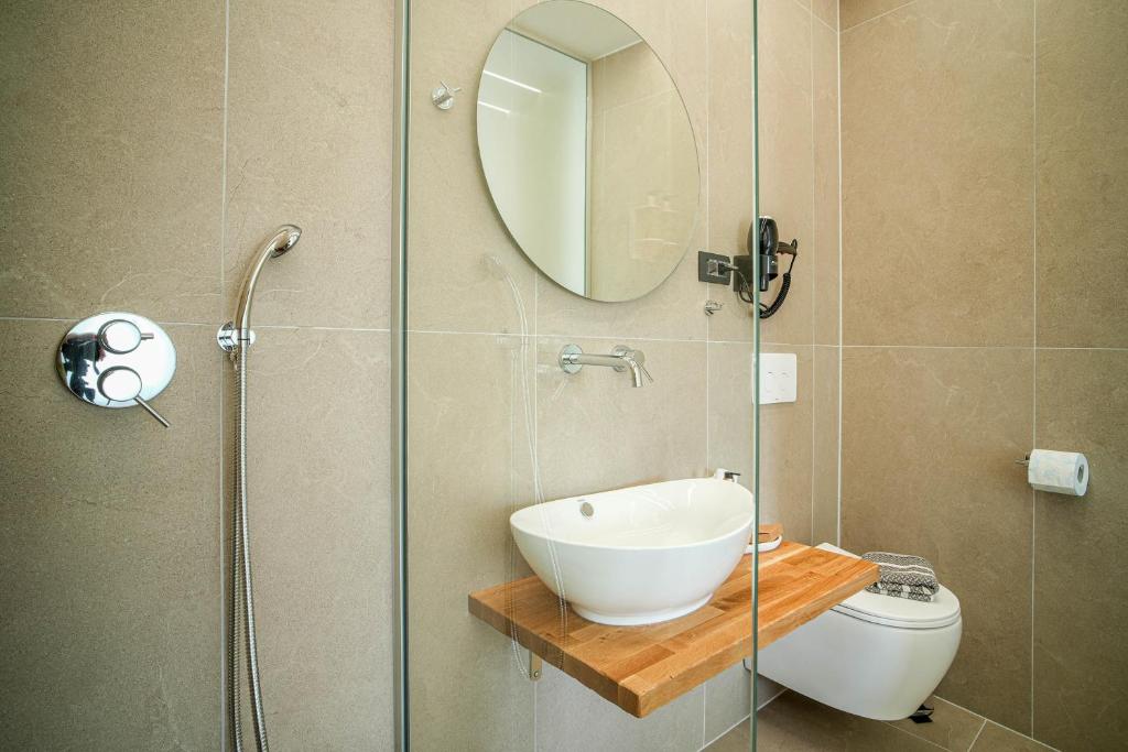 Koupelna v ubytování Omnia Deluxe Rooms