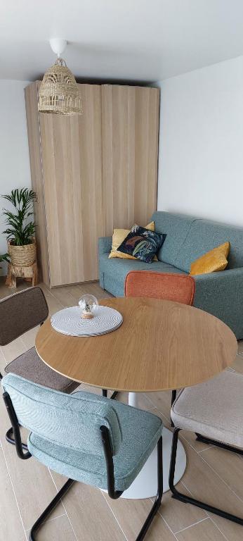 uma sala de estar com uma mesa e um sofá em GREEN GARDEN BLOK X em Middelkerke