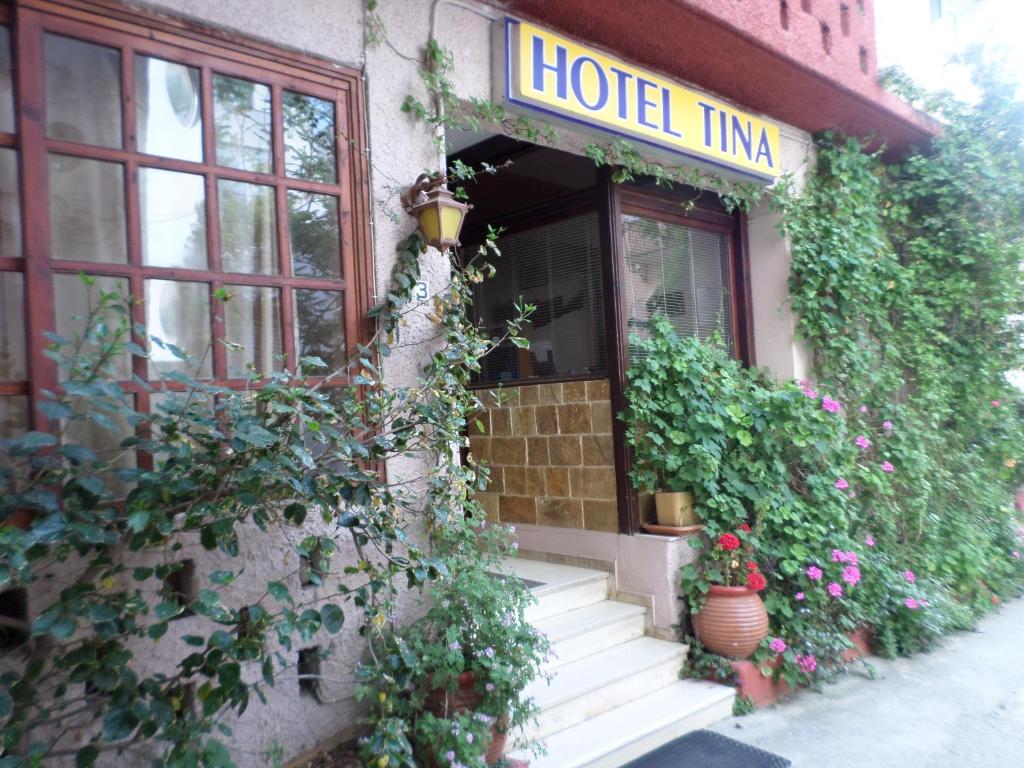 un hotel con flores en la fachada de un edificio en Tina Hotel, en La Canea