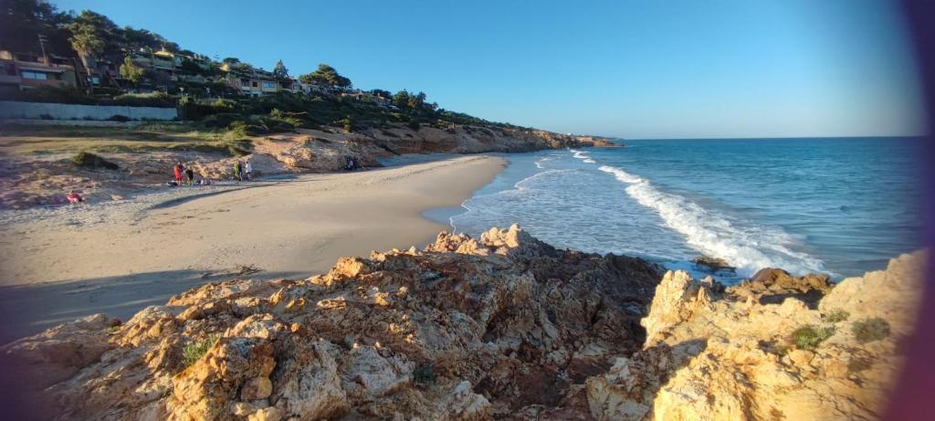 vista su una spiaggia con rocce e sull'oceano di Villetta Pinus Village Residence a Pula
