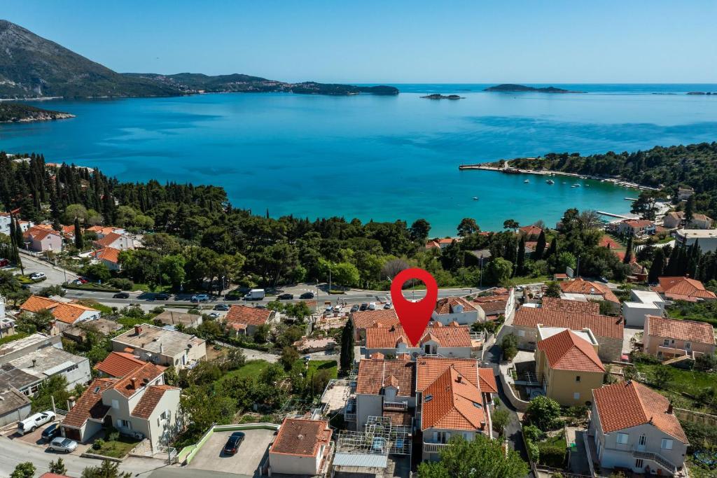 un corazón rojo en la cima de una ciudad con un lago en Apartments with a parking space Mlini, Dubrovnik - 8566, en Mlini