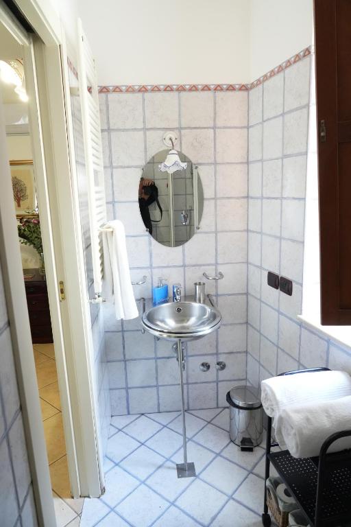 A bathroom at B&B Il Grifone