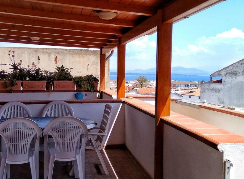 balcón con mesa, sillas y vistas en Calasetta Comfy Apartment x5 - w/ Terrace, en Calasetta