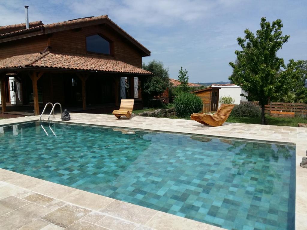 Bazén v ubytování Ecolodge Bellevue ALBI nebo v jeho okolí