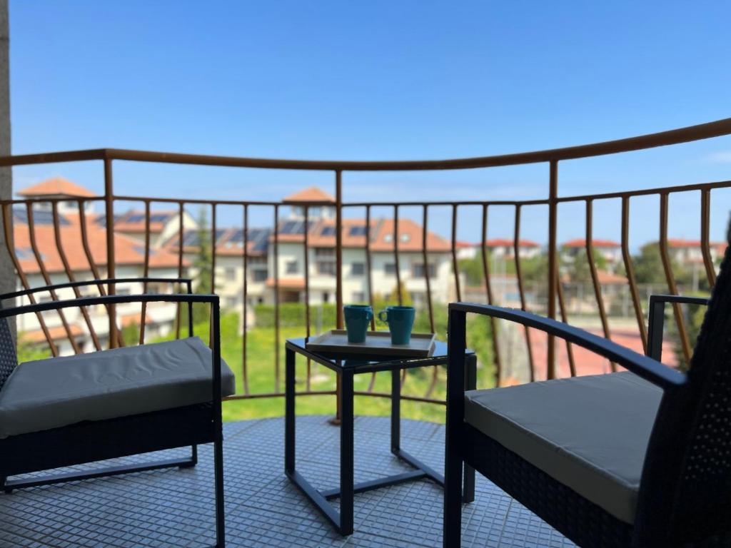 due sedie e un tavolo su un balcone con vista di Skyline apartment a Sinemorets