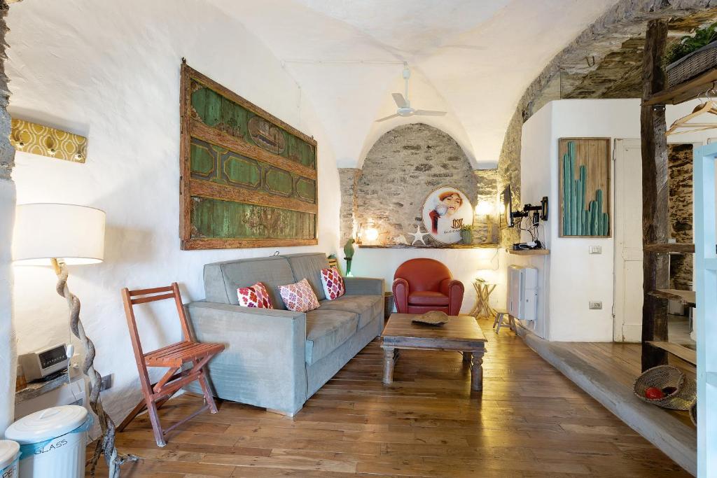 een woonkamer met een bank en een tafel bij Green Cactus House in La Spezia