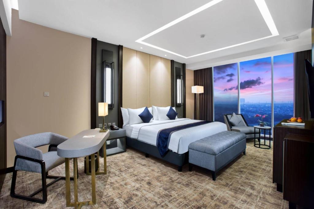 Postelja oz. postelje v sobi nastanitve ASTON Sidoarjo City Hotel & Conference Center