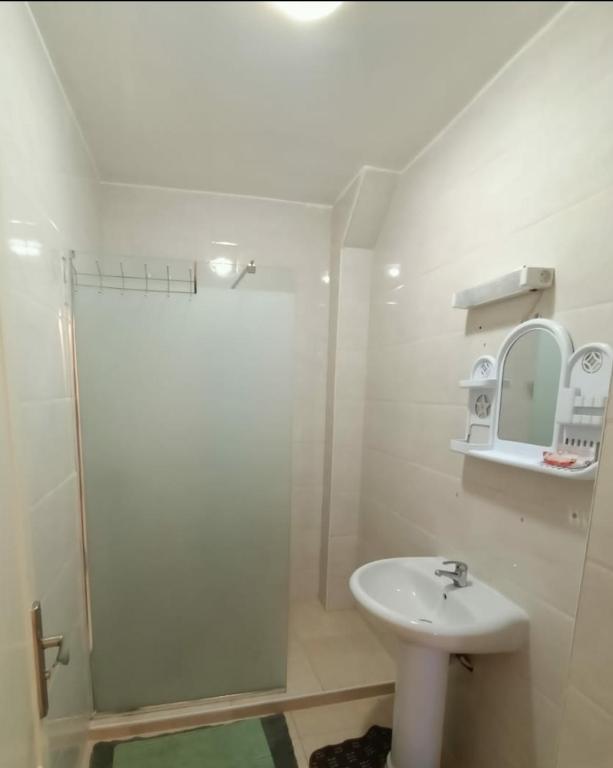 Salle de bains dans l'établissement BEJAIA Location Appartements de 49 à 59eur