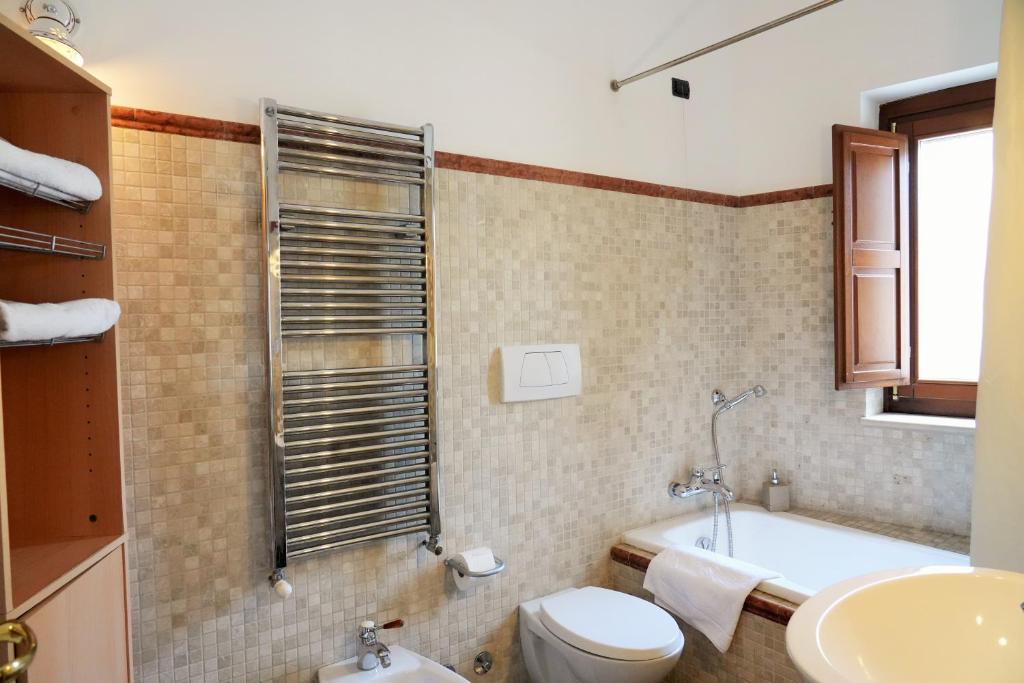 A bathroom at B&B Il Grifone