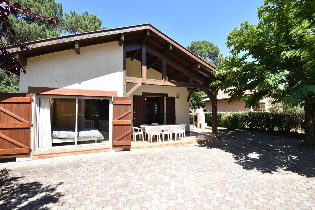 Photo de la galerie de l'établissement Braserade B - Seignosse agréable villa landaise dans quartier calme et résidentiel proche des plages et d'un petit centre commercial, à Seignosse