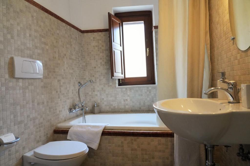 A bathroom at B&B Il Grifone