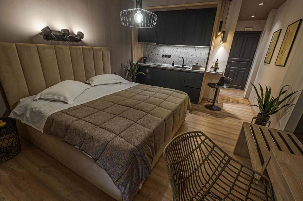 Postel nebo postele na pokoji v ubytování Eleni Zirganou Studios & Apartments