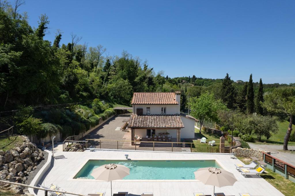 Querce的住宿－Villa Noemi，一座带游泳池和房子的别墅