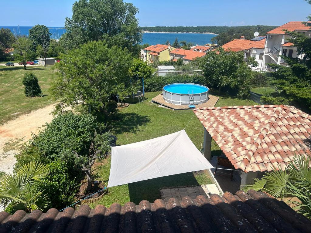 Basen w obiekcie Stone house Chiara Seaview lub w pobliżu