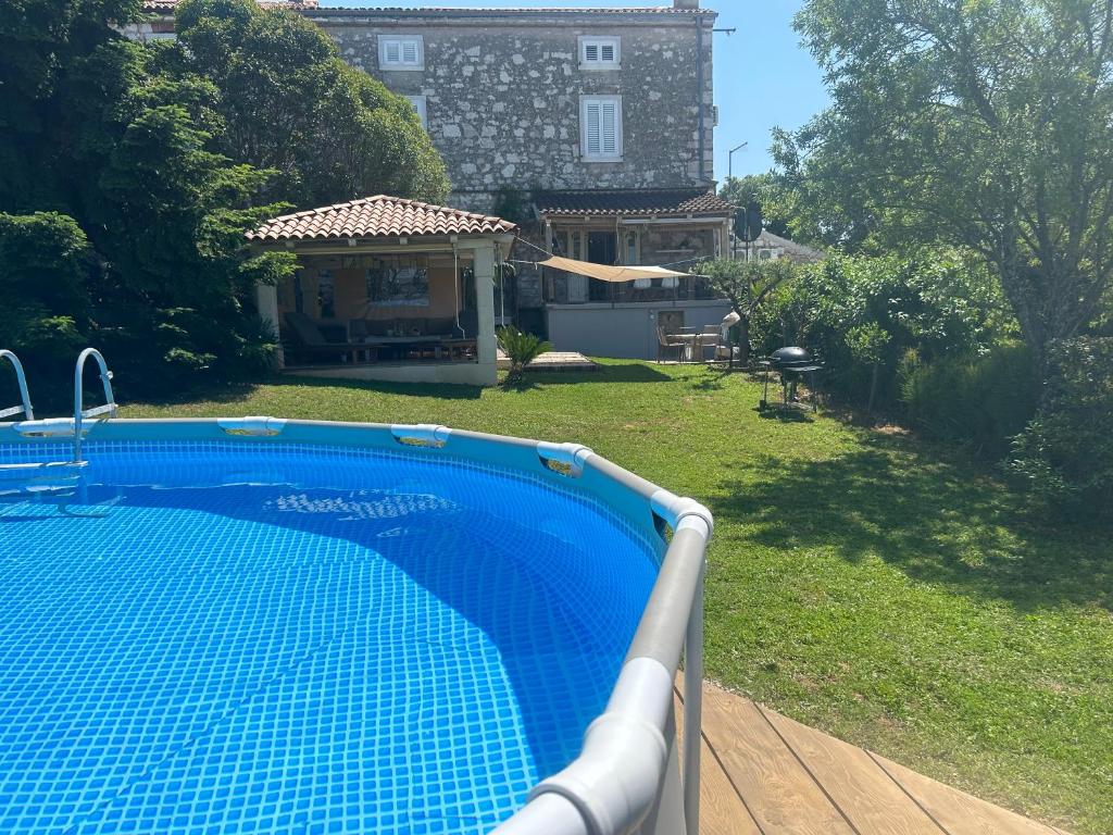 Basen w obiekcie Stone house Chiara Seaview lub w pobliżu