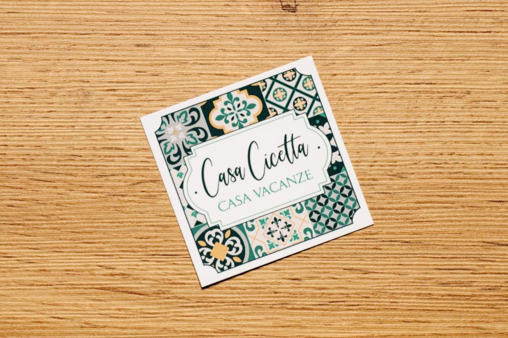 Casa Cicetta في جيوفيناتسو: بطاقة على طاولة عليها نمط ورد