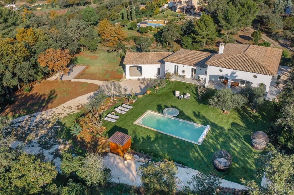 une vue aérienne d'une maison avec piscine dans l'établissement Villa SARRAIRE, à Bormes-les-Mimosas